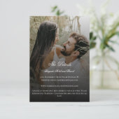 Moderne foto en zwarte overlay bruiloft informatiekaartje (Staand voorkant)