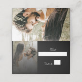 Moderne foto en zwarte overlay bruiloft plaatskaartje (Buitenkant ongevouwen)