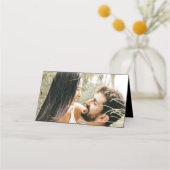 Moderne foto en zwarte overlay bruiloft plaatskaartje (Achterkant)