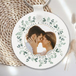 Moderne foto Eucalyptus gepersonaliseerde bruiloft Sleutelhanger<br><div class="desc">Voeg de afsluitende aanraking aan uw bruiloft toe met deze aangepaste foto eucalyptus botanical greenery bruiloft sleutelhanger. Perfect als bruiloft voor al je gasten. Pas deze bruiloft aan met je favoriete trouwfoto, een nieuwe foto, en personaliseer je met naam en datum. Bekijk ons trouwende collectie voor huwelijksgunsten, pasgetrouwde cadeautjes en...</div>