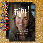 Moderne Foto & Gouden Folie 50e Verjaardag Folie Uitnodiging<br><div class="desc">Vier in stijl met onze moderne en elegante uitnodiging. Je persoonlijke favoriete foto wordt geaccentueerd met een oogverblindende,  echt gouden folie "Fifty!" die hierboven staat,  met een doorzichtige zwarte overlay rond je chique feestdetails. Eenvoudig,  verfijnd en perfect voor de mijlpaal verjaardag. Creëer door Simply Farmhouse Press.</div>
