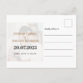 Moderne foto Gouden Typografie SAVE THE DATE Aankondigingskaart (Achterkant)