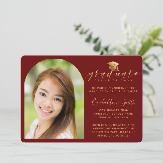 Moderne foto goudkleurige dop-script op bordeauxro aankondiging (Staand voorkant)