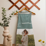 Moderne foto Groene familie — liefdevol cadeau Schort<br><div class="desc">Introductie van de Moderne Foto Groene Familie Mooie Gift! Dit geschenk is een perfecte manier om de liefde en band binnen een familie vast te leggen en te vieren, terwijl het toevoegen van een vleugje elegantie en moderniteit aan elk interieur.The Modern Photo Green Family Lovely Gift is niet alleen een...</div>