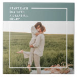 Moderne foto Groene familie — liefdevol cadeau Tegeltje<br><div class="desc">Introductie van de Moderne Foto Groene Familie Mooie Gift! Dit geschenk is een perfecte manier om de liefde en band binnen een familie vast te leggen en te vieren, terwijl het toevoegen van een vleugje elegantie en moderniteit aan elk interieur.The Modern Photo Green Family Lovely Gift is niet alleen een...</div>