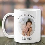 Moderne foto hou van je oma koffiemok<br><div class="desc">Deze moderne oma mok zegt "Love you Grandma" en is gemakkelijk aan te passen met jouw naam en foto. Maakt een speciaal cadeau voor een speciale grootouder.</div>