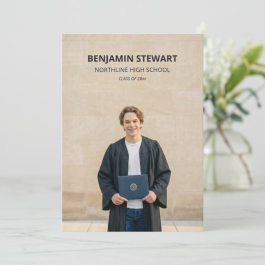 Moderne foto jongen eindexamen middelbare school v aankondiging (Staand voorkant)