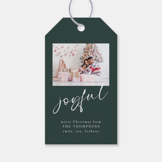 Moderne foto Joyful Script Groene Kerstmis Cadeaulabel (Voorkant)