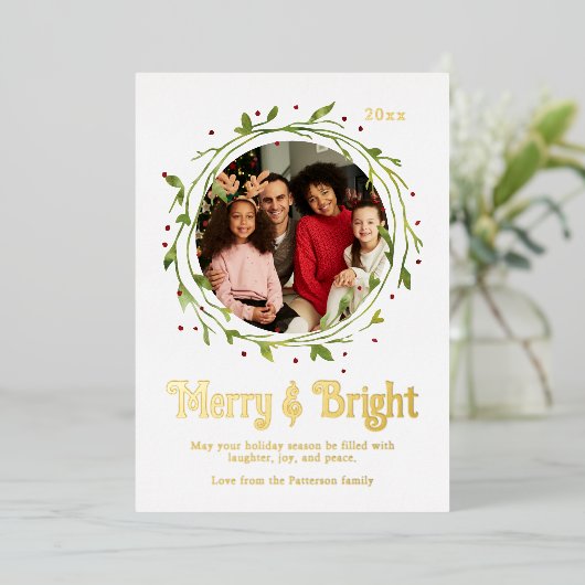 Moderne foto Merry & Bright Script Wreate Folie Feestdagenkaart (Staand Voorkant)