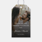 Moderne foto met zwarte overlay bruiloft gunst cadeaulabel (Voorkant)