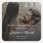 Moderne foto met zwarte overlay bruiloft gunst vierkante sticker (Voorkant)