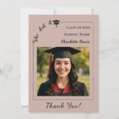 Moderne foto mocha beige Afstuderen Het is haar ge Bedankkaart (Voorkant)