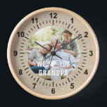 Moderne foto-opa-scriptkop<br><div class="desc">Moderne foto Opa Script Heart Wall Clock heeft uw favoriete foto met de tekst "Wij (hart) u Opa" in een moderne witte typografie overlay. Personaliseer door de tekst in het tekstvak te bewerken. Ontworpen door ©Evco Studio www.zazzle.com/store/evcostudio</div>