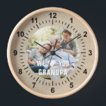 Moderne foto-opa-scriptkop<br><div class="desc">Moderne foto Opa Script Heart Wall Clock heeft uw favoriete foto met de tekst "Wij (hart) u Opa" in een moderne witte typografie overlay. Personaliseer door de tekst in het tekstvak te bewerken. Ontworpen door ©Evco Studio www.zazzle.com/store/evcostudio</div>