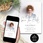Moderne foto overlay afstudeerfeest save the date<br><div class="desc">Moderne foto Overlay Graduation Party Opslaan De datum is in een stijlvolle set script. Vervang de voorbeeldfoto door uw eigen favoriet en personaliseer de rest van de tekst. Digitaal verkrijgbaar en gedrukt.</div>