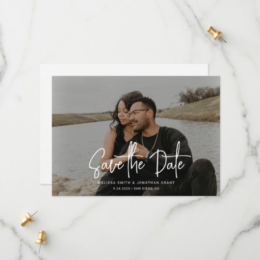 Moderne foto overlay handschrift script bruiloft save the date (Voorkant / Achterkant in situ)