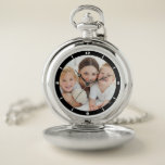 Moderne foto persoonlijk zakhorloge<br><div class="desc">Minimale moderne vormgeving met hedendaagse witte klokletters tegen een zwarte achtergrond met een dunne witte buitencirkel. U kunt met uw foto gemakkelijk personaliseren.</div>