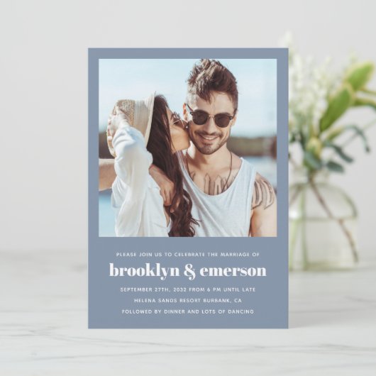 Moderne foto QR-code Stusty Blue Wedding Kaart (Staand voorkant)