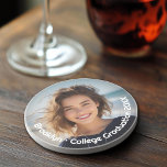 Moderne foto - Retro tekst - Persoonlijk Zandsteen Onderzetter<br><div class="desc">Een eenvoudige, minimale foto met tekst rond de rand. Dit is een geweldig cadeau voor een familielid zoals oma. De foto bevat een verduisterde rand, zodat de tekst op elke foto show. Als u denkt dat uw foto te donker maakt, gaat u eenvoudig naar het geavanceerde ontwerpgebied, kiest u het...</div>