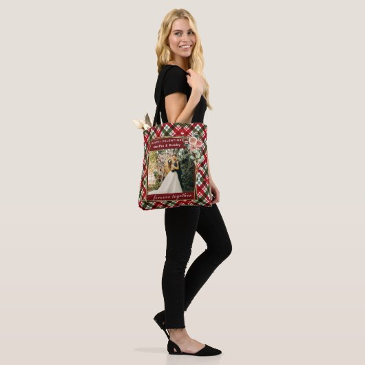 Moderne foto | Rood & Groen Plaid Gelukkige Valent Tote Bag (Op model)