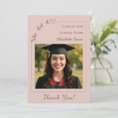 Moderne foto roze neutrale Afstuderen Het is haar Bedankkaart (Staand voorkant)