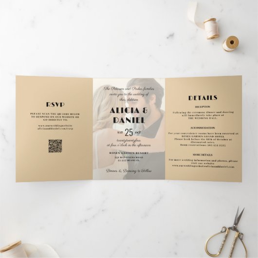 Moderne foto rsvp details QR crème zwarte bruiloft Drieluik Uitnodiging (Binnen)