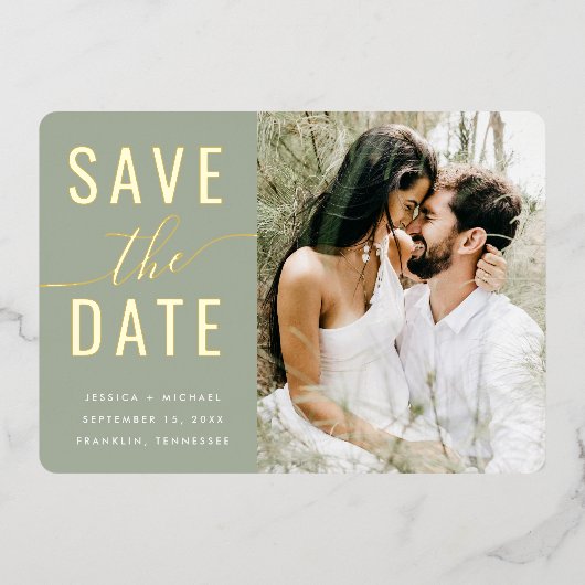 Moderne foto saliegroen script save the date goud folie uitnodiging (Voorkant)