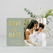 Moderne foto saliegroen script save the date goud folie uitnodiging (Staand Voorkant)