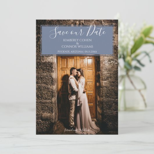 Moderne foto save the date | stoffig blauw (Staand voorkant)