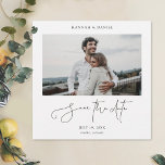 Moderne Foto Save the Date Wedding Invitation Kaar<br><div class="desc">Deze simpele foto-bruiloft met de datumkaart is voorzien van je foto aan de voorkant met je voornamen erboven. "Sparen de Datum"is in een levendig modern, relaxed manuscript. Dit manuscriptelement van het ontwerp kan niet worden veranderd. Houd er rekening mee dat we voor een stilistisch effect alle lagere hoesjes hebben gebruikt...</div>