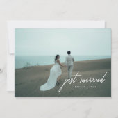 Moderne Foto Script 'Just Married' Trouwdag Aankondiging (Voorkant)