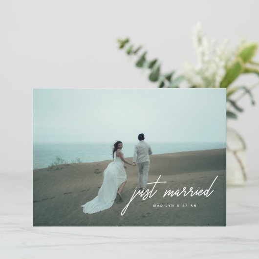Moderne Foto Script 'Just Married' Trouwen Aankondiging (Staand voorkant)