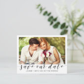 Moderne foto Sla de datum op Black Script Wedding Aankondigingskaart (Staand voorkant)