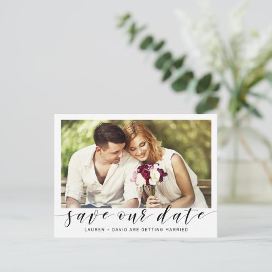 Moderne foto Sla de datum op Black Script Wedding Aankondigingskaart (Staand voorkant)