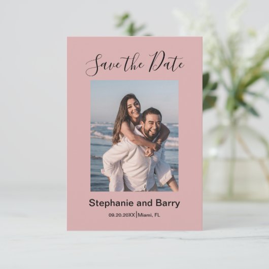 Moderne foto stoffig roze save the date (Staand voorkant)