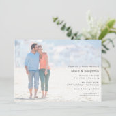 Moderne foto Typografie Overlay Stylish Wedding Kaart (Staand voorkant)