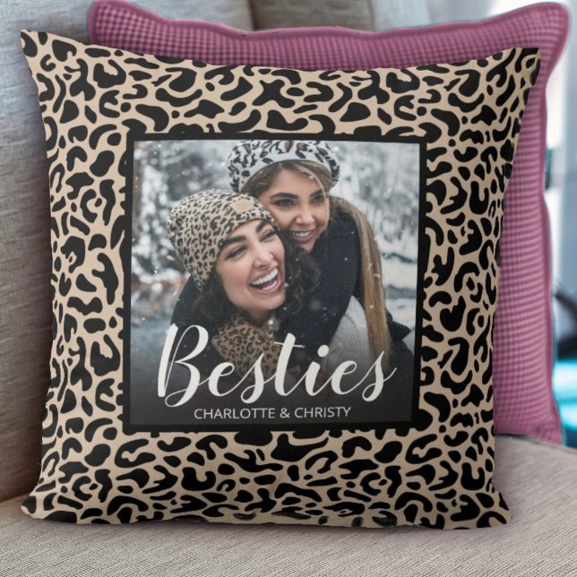 Moderne foto van beste vriendenknopard kussen (A cute besties pillow with a leopard print background. Personalize it with your photo and names.)