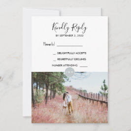 Moderne foto van een bijtend monogram RSVP Wedding Kaart