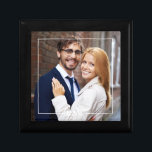 Moderne foto van Lijst en monogram Cadeaudoosje<br><div class="desc">Volledig aftapfotoontwerp met een elegant dunne lijst en een 3-letterige monogram. Pas het aan voor moederdag,  als bruiloft of verjaardagscadeau,  afstuderen cadeau,  enz.</div>