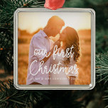 Moderne foto van ons eerste kerstpaar metalen ornament<br><div class="desc">Een moderne typografie voor dit collectie van fotoversieringen. Aanpassen met je favoriete afbeelding. U kunt de kleur van de doopvont in uw het houden ook gemakkelijk veranderen.</div>