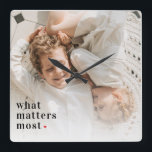 Moderne Foto & wat telt het meest positieve citaat Vierkante Klok<br><div class="desc">Introductie van het product "Modern Photo & What Matters Most Positive Quote", exclusief verkrijgbaar bij Zazzle! Dit unieke en inspirerende product combineert de kracht van moderne fotografie met een positieve quote die ons herinnert aan wat echt belangrijk is in het leven. Het product "Modern Photo & What Matters Most Positive...</div>