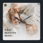 Moderne Foto & wat telt het meest positieve citaat Vierkante Klok<br><div class="desc">Introductie van het product "Modern Photo & What Matters Most Positive Quote", exclusief verkrijgbaar bij Zazzle! Dit unieke en inspirerende product combineert de kracht van moderne fotografie met een positieve quote die ons herinnert aan wat echt belangrijk is in het leven. Het product "Modern Photo & What Matters Most Positive...</div>