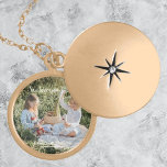 Moderne foto We houden van je mam Ketting<br><div class="desc">Geef je liefde voor mama uit met een moderne foto die we van je Ketting houden. Het ontwerp van het ketting bevat foto's voor je om je eigen afbeelding toe te voegen,  een "Wij houden van je moeder!"-groet en persoonlijke kindernamen in elegante typografie. Extra cadeauobjecten beschikbaar met dit ontwerp.</div>