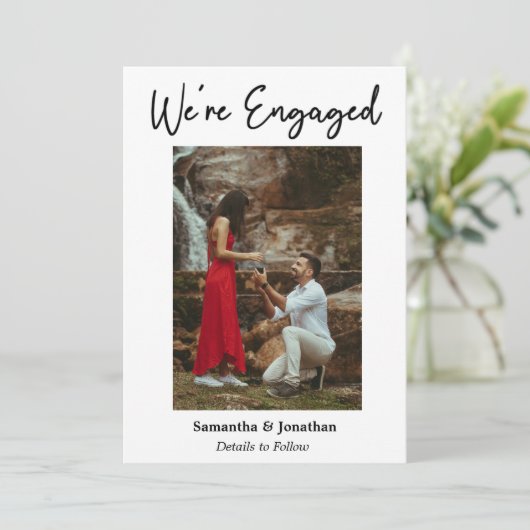 Moderne foto We’re Engaged Aankondiging Kaart (Staand voorkant)