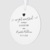 Moderne foto we zijn getrouwd tijdens pandemie ornament (voorkant)