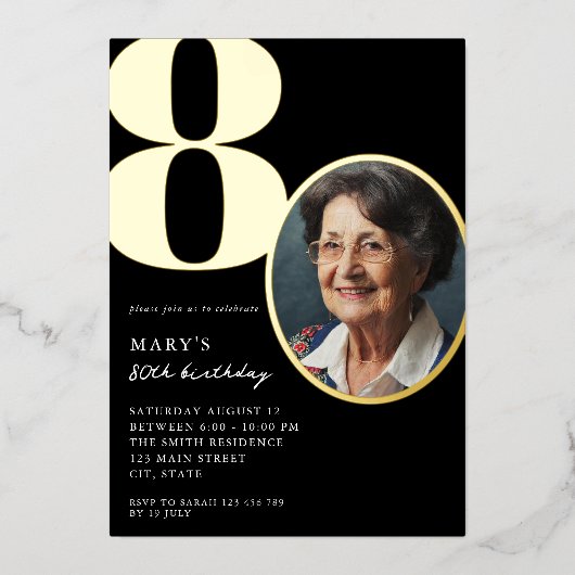 Moderne foto Zwart en Goud Elegant 80e Verjaardag Folie Uitnodiging (Voorkant)