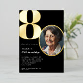 Moderne foto Zwart en Goud Elegant 80e Verjaardag Folie Uitnodiging (Staand Voorkant)