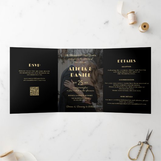 Moderne foto zwart en goud rsvp details bruiloft drieluik uitnodiging (Binnen)
