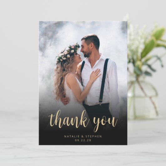Moderne foto Zwart Goud Script Eenvoudige bruiloft Bedankkaart (Staand voorkant)