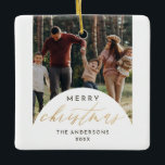 Moderne Fotoboog Vrolijk Kerst Goud Script Keramisch Ornament<br><div class="desc">Deel het plezier van het seizoen met ons Modern Photo Arch Merry Christmas Gold Script Ceramic Ornament. Met uw familiefoto in het midden plaats met een ovale boogbedekking versierd met de woorden "Merry Christmas" in faux gouden folie script kalligrafie. Personaliseer het met uw familienaam en jaar in minimalistische typografie. Draai...</div>